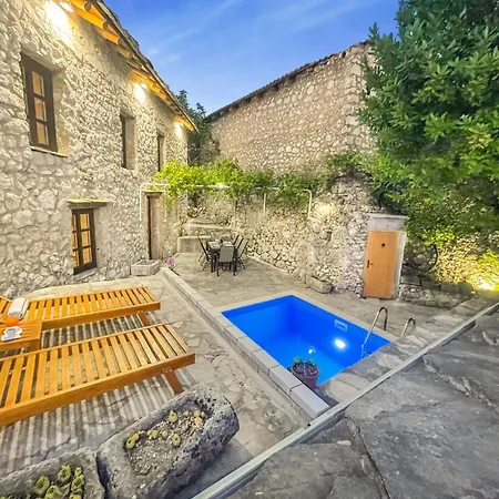 Historic With Pool And Incredible Views On The River And Landmarks *