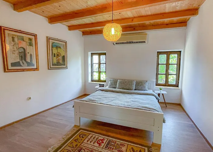 Historic With Pool And Incredible Views On The River And Landmarks Villa