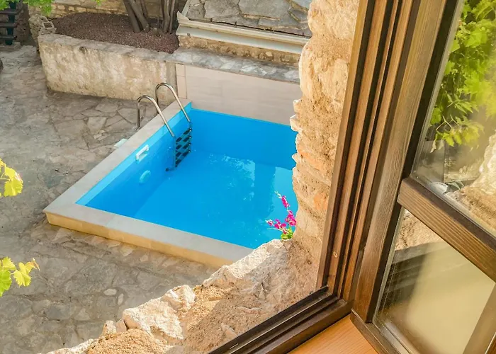 Historic With Pool And Incredible Views On The River And Landmarks *