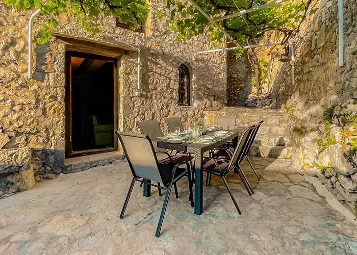 Historic With Pool And Incredible Views On The River And Landmarks